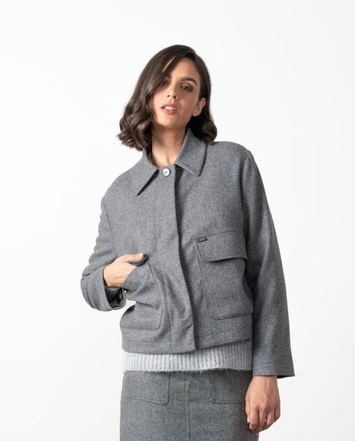 Chaqueta corta de silueta cuadrada con cuello camisero en cheviot de lana