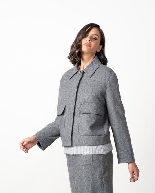 Chaqueta corta de silueta cuadrada con cuello camisero en cheviot de lana