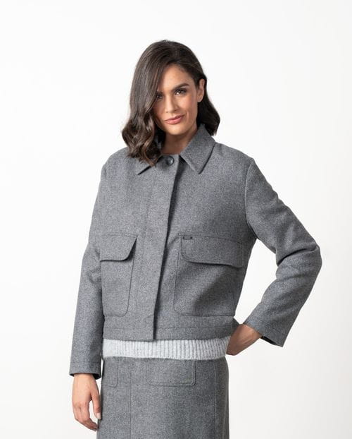 Chaqueta corta de silueta cuadrada con cuello camisero en cheviot de lana