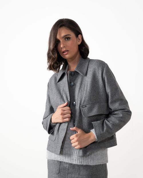 Chaqueta corta de silueta cuadrada con cuello camisero en cheviot de lana