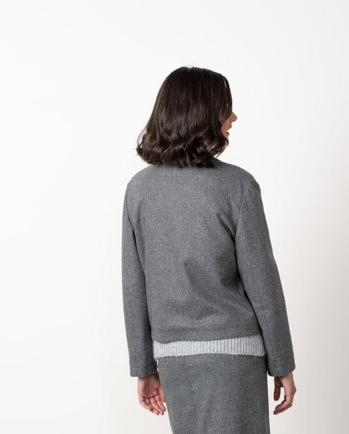 Chaqueta corta de silueta cuadrada con cuello camisero en cheviot de lana