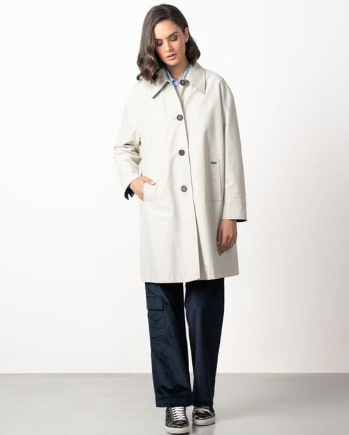 Gabardina estilo guardapolvo repelente al agua, con detalles a contraste