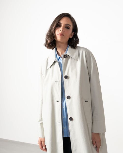 Gabardina estilo guardapolvo repelente al agua, con detalles a contraste