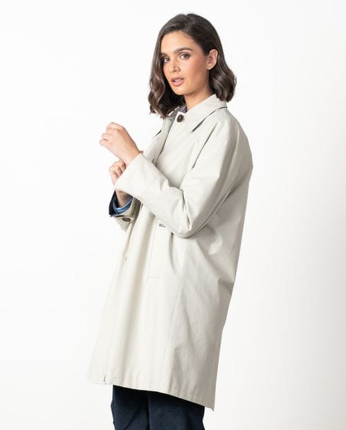 Gabardina estilo guardapolvo repelente al agua, con detalles a contraste