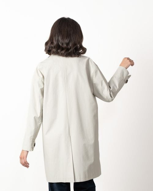 Gabardina estilo guardapolvo repelente al agua, con detalles a contraste