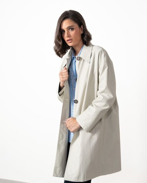 Gabardina estilo guardapolvo repelente al agua, con detalles a contraste