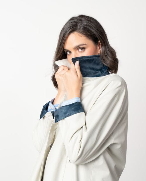 Gabardina estilo guardapolvo repelente al agua, con detalles a contraste