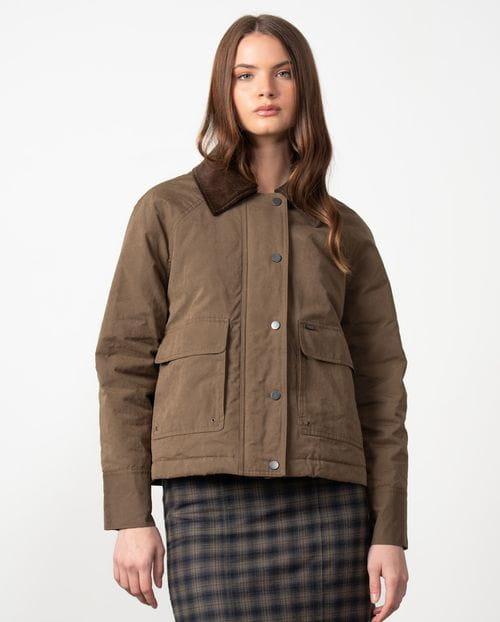<p>Cropped quilted parka made from velvet touch water-repellent cotton fabric</p>
