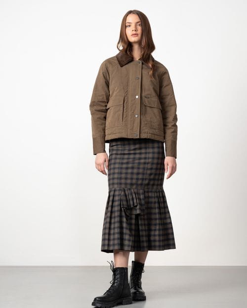 <p>Cropped quilted parka made from velvet touch water-repellent cotton fabric</p>