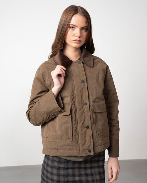 <p>Cropped quilted parka made from velvet touch water-repellent cotton fabric</p>