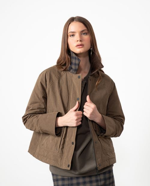 <p>Cropped quilted parka made from velvet touch water-repellent cotton fabric</p>