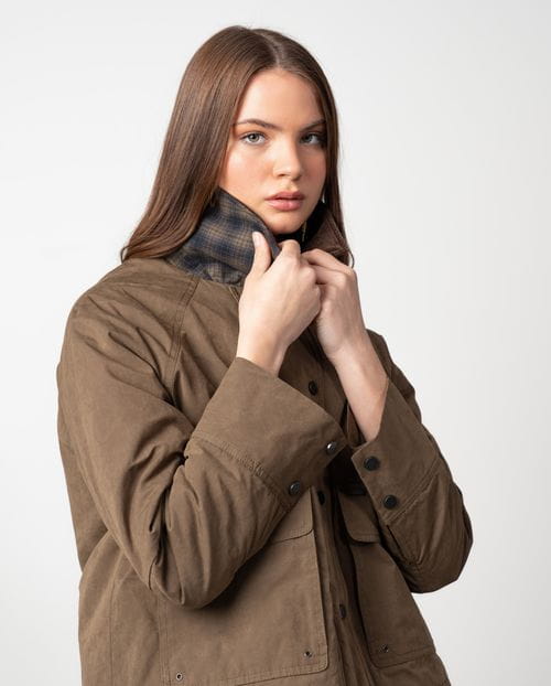 <p>Cropped quilted parka made from velvet touch water-repellent cotton fabric</p>