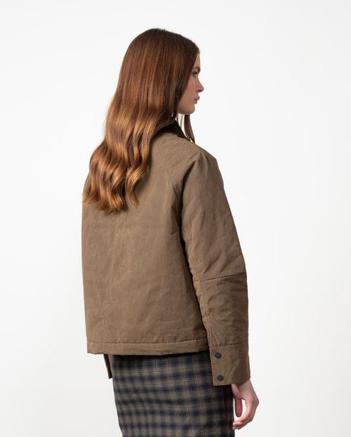 <p>Cropped quilted parka made from velvet touch water-repellent cotton fabric</p>