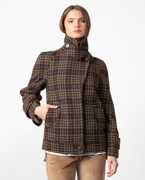 <p>Chaquetón cruzado con cierre oculto y cuello chimenea, confeccionado en muflón de lana de cuadros</p>
