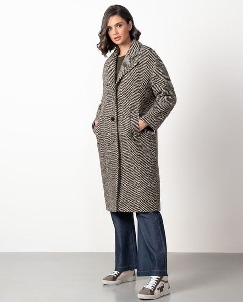 Abrigo de manga caída en espiga de lana rústica