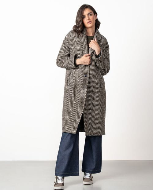 Abrigo de manga caída en espiga de lana rústica