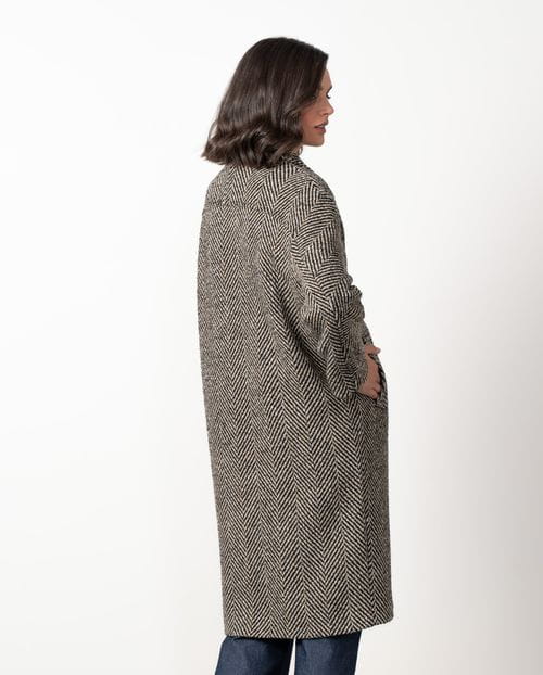 Abrigo de manga caída en espiga de lana rústica