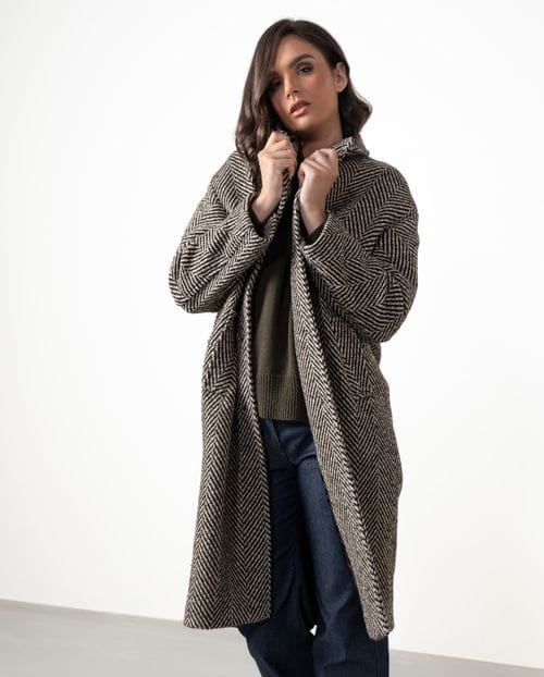 Abrigo de manga caída en espiga de lana rústica