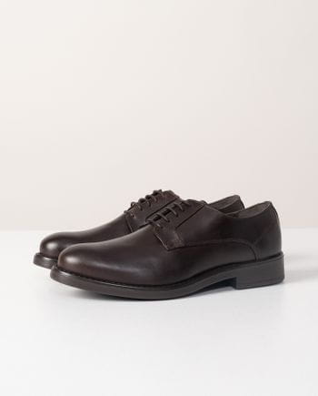 Semi-formal leather shoe with rubber sole and lace-up closure