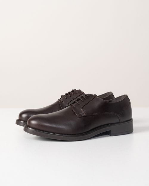 Zapato de piel semivestir con suela de goma y cordones