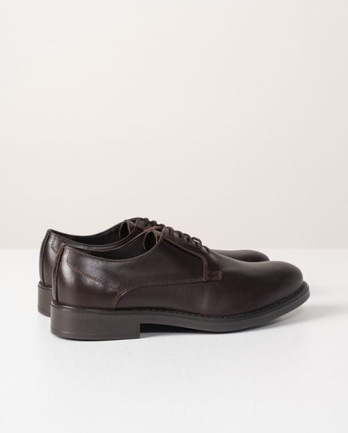 Semi-formal leather shoe with rubber sole and lace-up closure