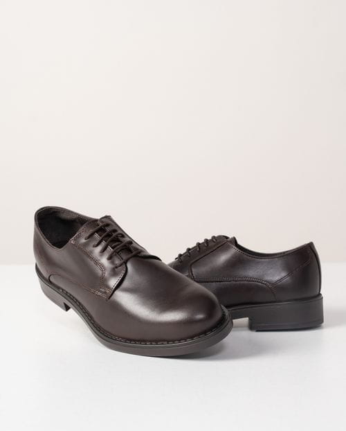 Semi-formal leather shoe with rubber sole and lace-up closure