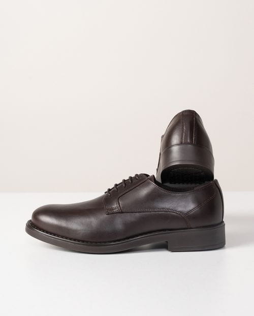 Zapato de piel semivestir con suela de goma y cordones