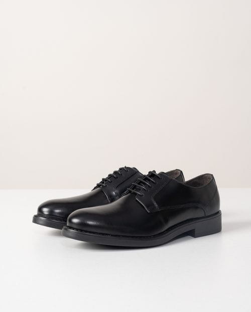 Semi-formal leather shoe with rubber sole and lace-up closure