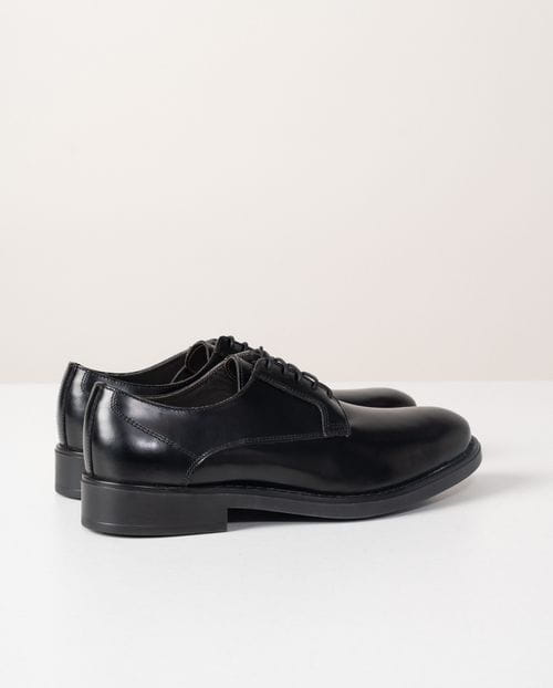 Semi-formal leather shoe with rubber sole and lace-up closure