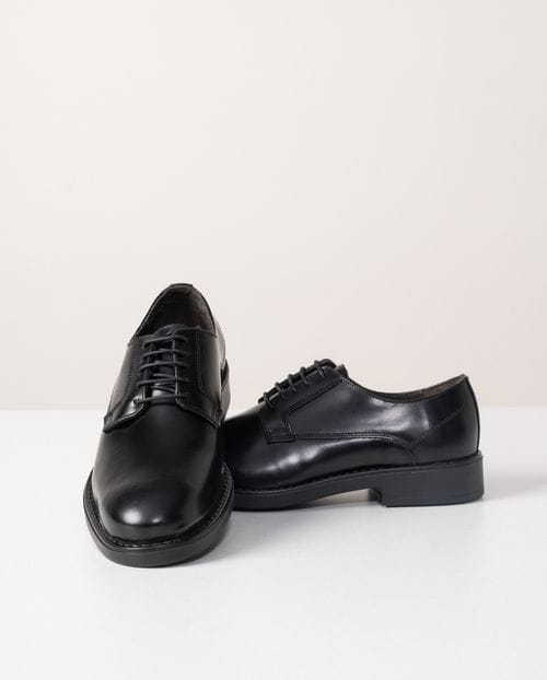 Semi-formal leather shoe with rubber sole and lace-up closure