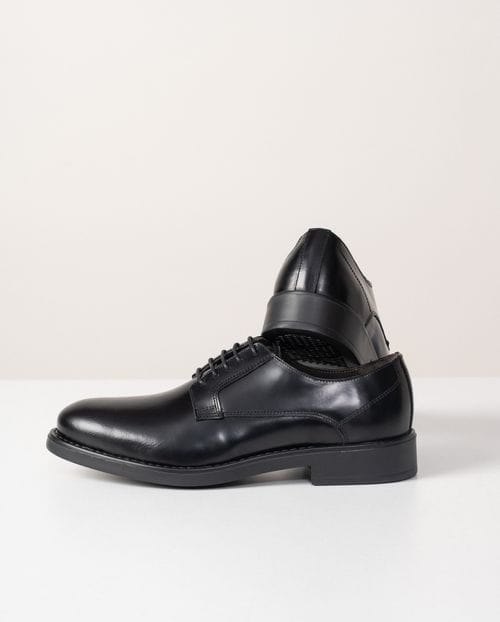 Semi-formal leather shoe with rubber sole and lace-up closure