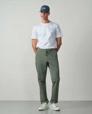 Pantalón con cordón y goma en la cintura hecho en tejido técnico elástico