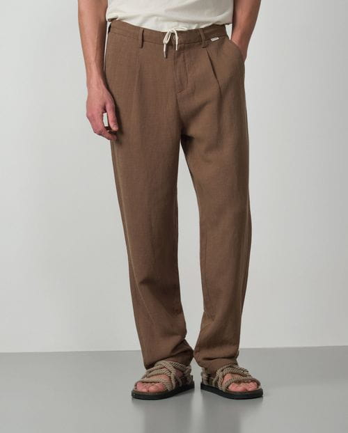 <p>Linen-tencel trouser with one pleat, cord and elastic waistband</p>