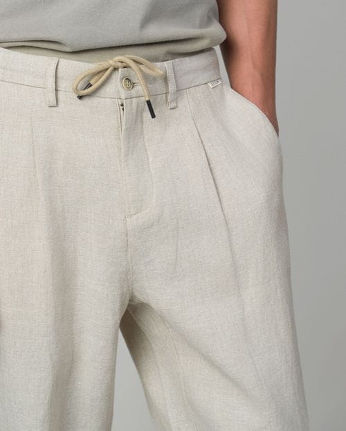 Pantalón de una pinza con cordón y goma en la cintura hecho en lino 100%