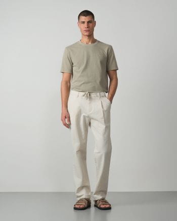 Pantalón de una pinza con cordón y goma realizado en una raya fina de seersucker