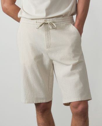 Bermuda con goma y cordón en cintura en rayas seersucker de algodón elástico