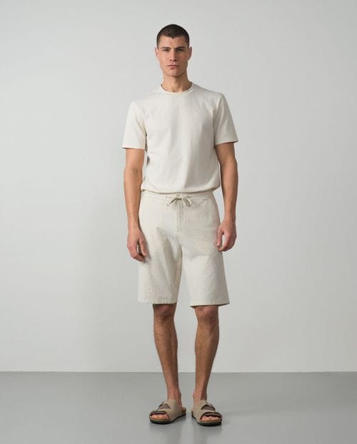 <p>Bermuda con goma y cordón en cintura en rayas <em>seersucker</em> de algodón elástico</p>