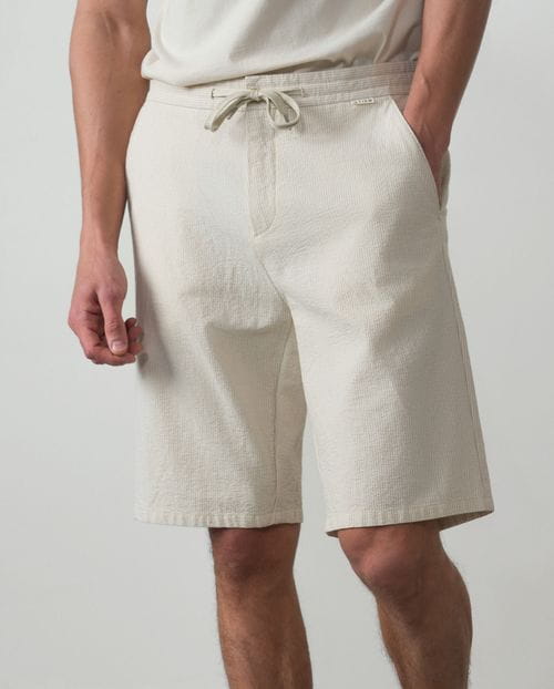<p>Bermuda con goma y cordón en cintura en rayas <em>seersucker</em> de algodón elástico</p>