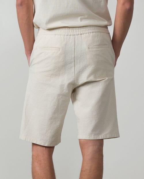 <p>Bermuda con goma y cordón en cintura en rayas <em>seersucker</em> de algodón elástico</p>