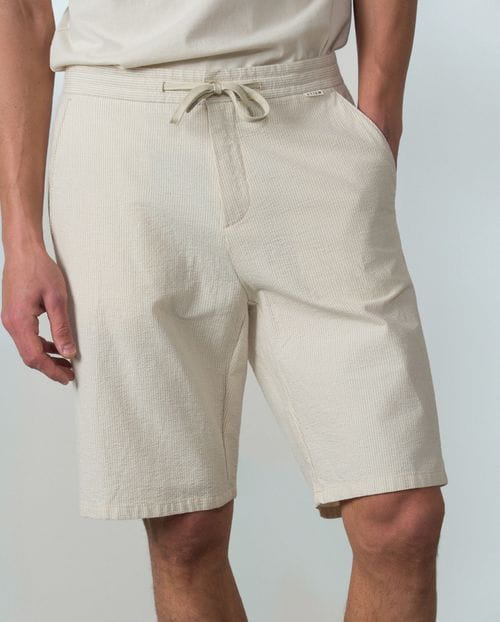<p>Bermuda con goma y cordón en cintura en rayas <em>seersucker</em> de algodón elástico</p>