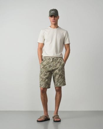Bermuda con goma y cordón en cintura realizada en lino-algodón estampado de camuflaje