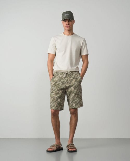 Bermuda con goma y cordón en cintura realizada en lino-algodón estampado de camuflaje