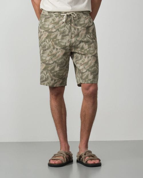 Bermuda con goma y cordón en cintura realizada en lino-algodón estampado de camuflaje
