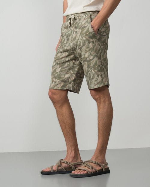 Bermuda con goma y cordón en cintura realizada en lino-algodón estampado de camuflaje