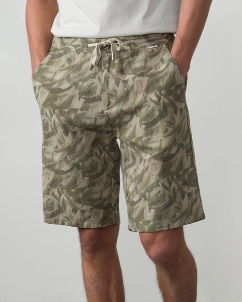 Bermuda con goma y cordón en cintura realizada en lino-algodón estampado de camuflaje