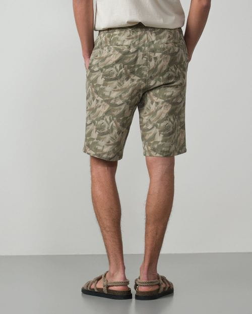 Bermuda con goma y cordón en cintura realizada en lino-algodón estampado de camuflaje