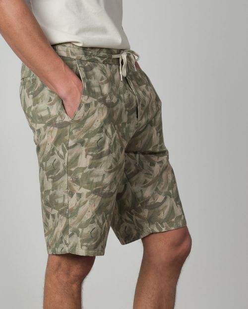 Bermuda con goma y cordón en cintura realizada en lino-algodón estampado de camuflaje