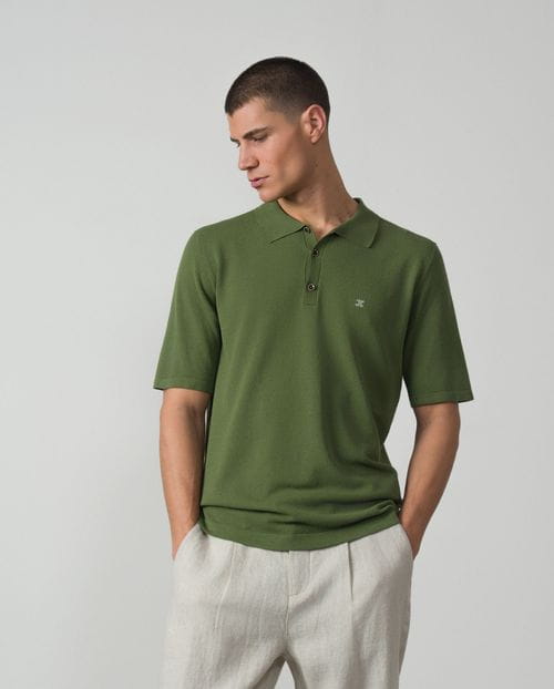 Polo de punto tricot en estructura con cuello camisero y botones