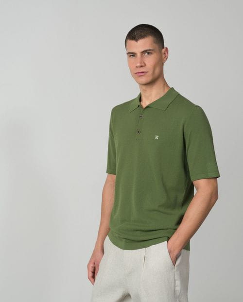 Polo de punto tricot en estructura con cuello camisero y botones