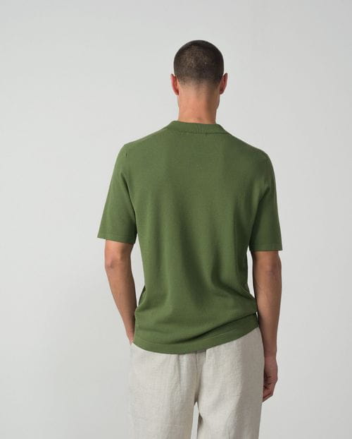 Polo de punto tricot en estructura con cuello camisero y botones